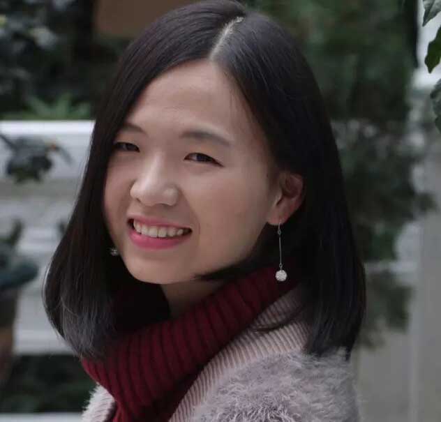 Uma menina sorridente na imagem é a Gerente de Exportação da GOODLIFE Company