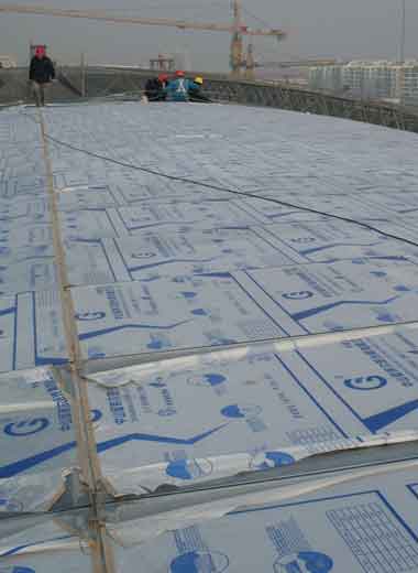 Projeto Shenzhen Bay Sports Center com trabalhadores instalando 16.728 metros quadrados de chapas de policarbonato sólido Goodlife 3,5mm